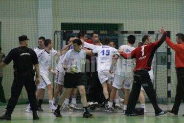 Echipa de handbal a Universității Suceava se bucură de victoria obținută