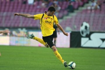 Lukas Magera, de la FC Timișoara, se pregătește să șuteze, în meciul cu Oțelul Galați. Foto: MEDIAFAX
