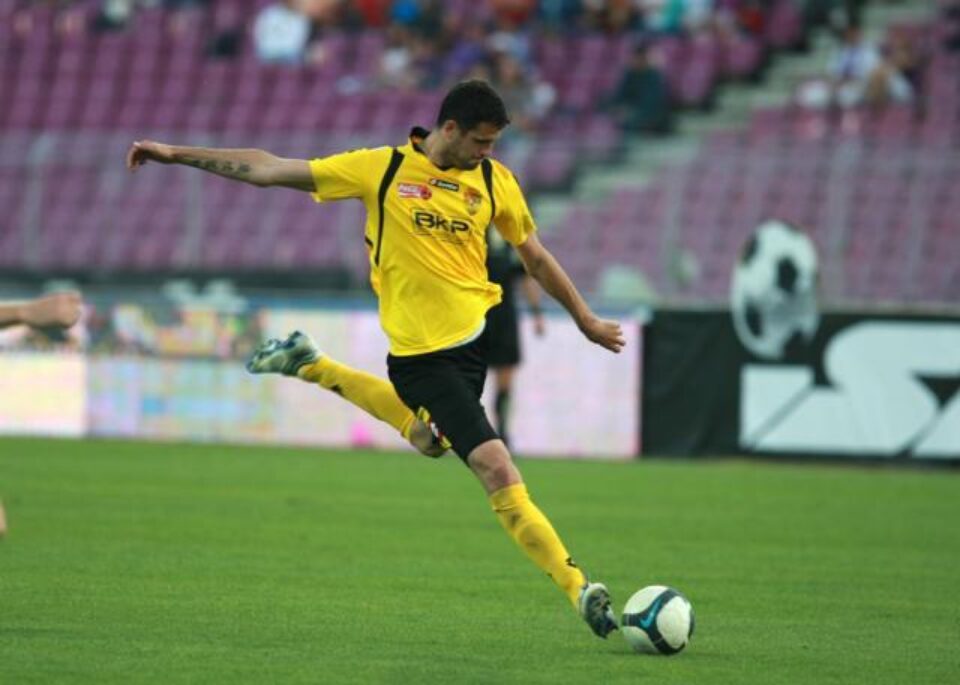Lukas Magera, de la FC Timișoara, se pregătește să șuteze, în meciul cu Oțelul Galați. Foto: MEDIAFAX Lukas Magera, de la FC Timișoara, se pregătește să șuteze, în meciul cu Oțelul Galați. Foto: MEDIAFAX