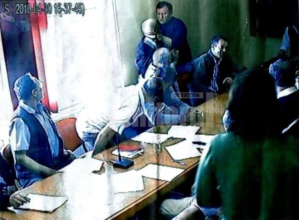 Gheorghe Fron, director la Centrul de recuperare Sasca Mică, a sărit la bătaie la Vlad Dumitru, consilierul personal al primarului comunei, Petru Vodă