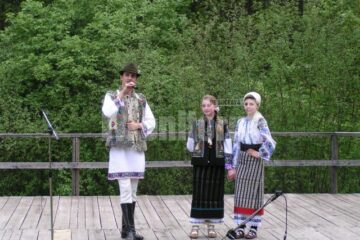 În aer liber: Spectacol folcloric la Muzeul Satului Bucovinean