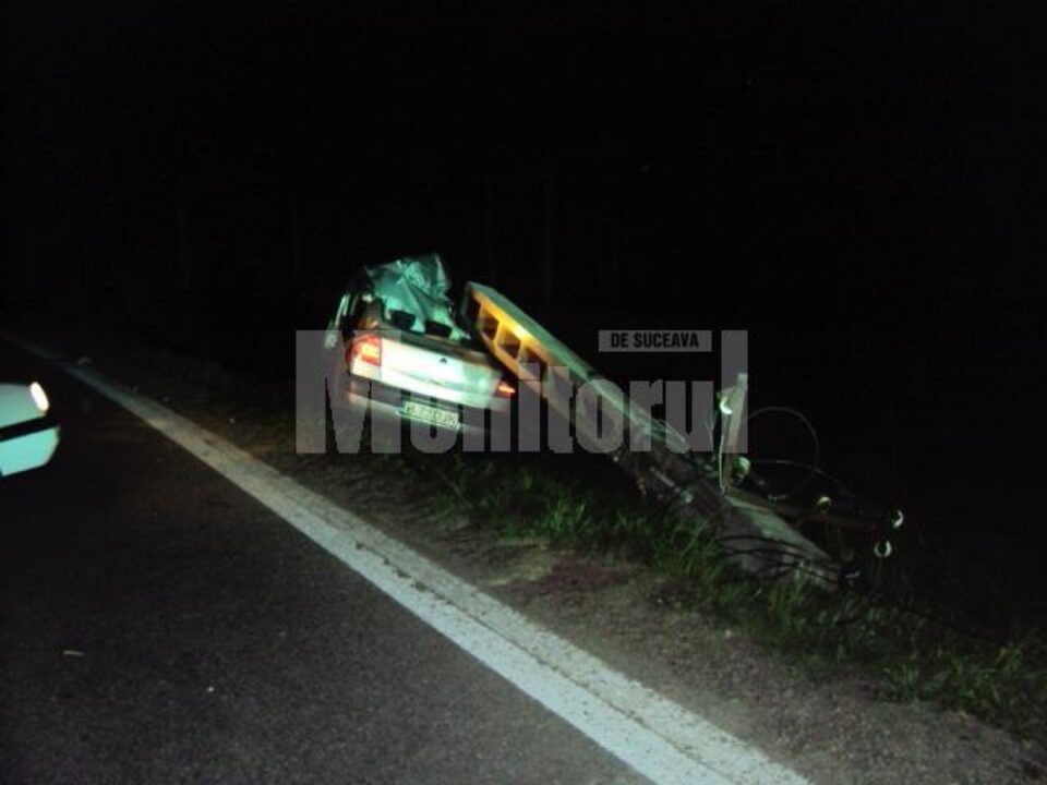 Impactul a fost atât de puternic, încât stâlpul a cedat și s-a rupt în două, căzând peste mașină Impactul a fost atât de puternic, încât stâlpul a cedat și s-a rupt în două, căzând peste mașină