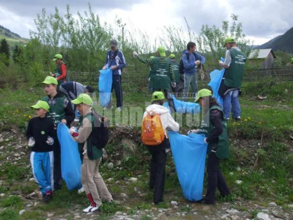 La Pojorâta: Acțiune de igienizare și colectare a deșeurilor de pe malul Moldovei La Pojorâta: Acțiune de igienizare și colectare a deșeurilor de pe malul Moldovei