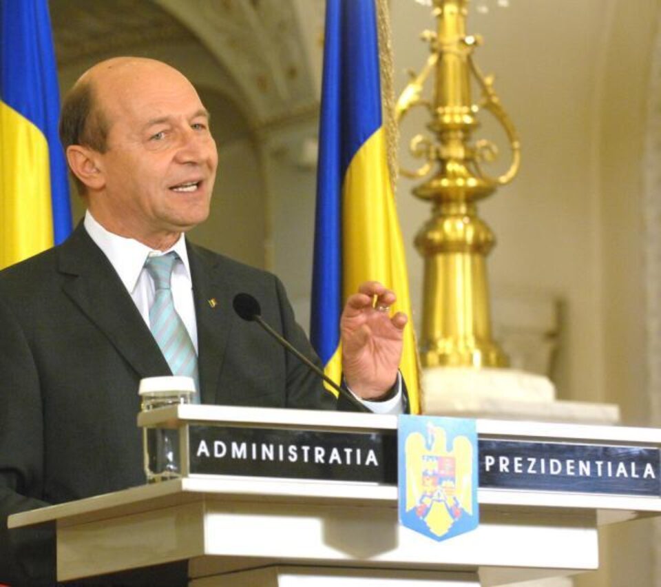 Președintele Băsescu a declaratcă pensiile vor scădea cu 15% iar salariile bugetarilor cu 25%. Foto: Sorin LUPȘA Președintele Băsescu a declaratcă pensiile vor scădea cu 15% iar salariile bugetarilor cu 25%. Foto: Sorin LUPȘA