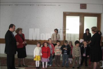 Elevi și copii de grădiniță, în vizită la Palatul Administrativ