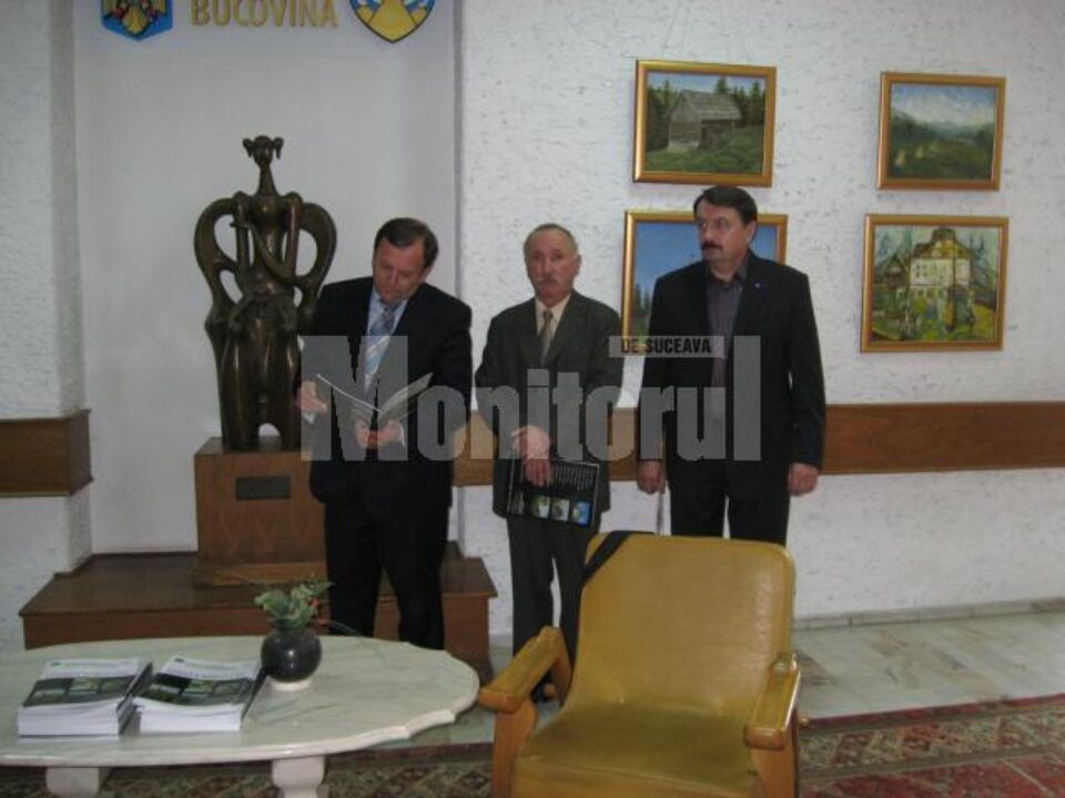 Președintele Gheorghe Flutur răsfoind Catalogul ediției a IV-a a Taberei Lumina Nordului