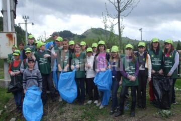 Elevii din Pojorâta au participat la o acțiune de colectare a deșeurilor de pe malul râului Moldova