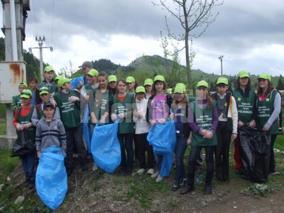 Elevii din Pojorâta au participat la o acțiune de colectare a deșeurilor de pe malul râului Moldova Elevii din Pojorâta au participat la o acțiune de colectare a deșeurilor de pe malul râului Moldova