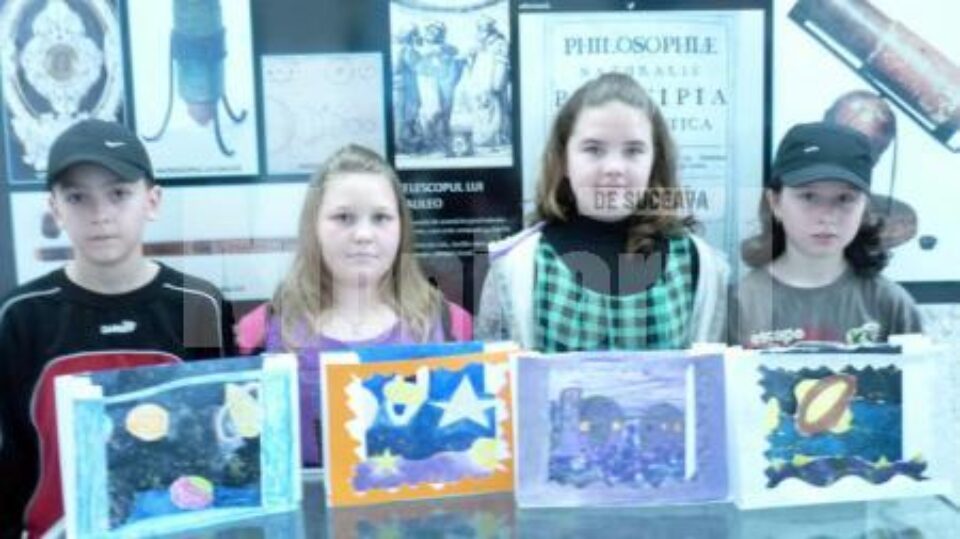 Copii care expun lucrări personale la Planetariu