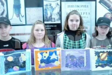 Copii care expun lucrări personale la Planetariu