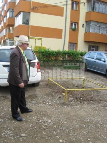Nicolae Matasaru arata spre o gura de interventie la gaz metan, astupata cu pamant