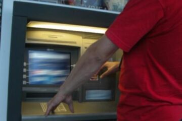 Dacă ordonatorii de credite nu vor aplica măsurile de reducere a cheltuielilor, diminuările salariale ar putea continua și în 2011. Foto: MEDIAFAX