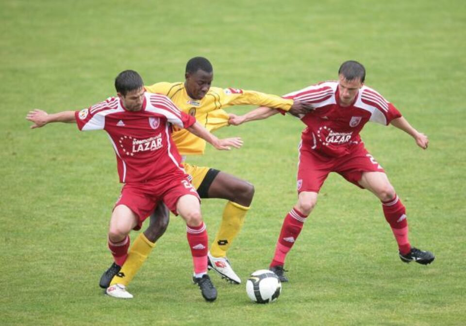 Frăsineanu (stânga) și Chiricheș (dreapta), de la Internațional Curtea de Argeș, își dispută balonul cu Mulisa (centru), de la Ceahlăul Piatra Neamț. Foto: MEDIAFAX
