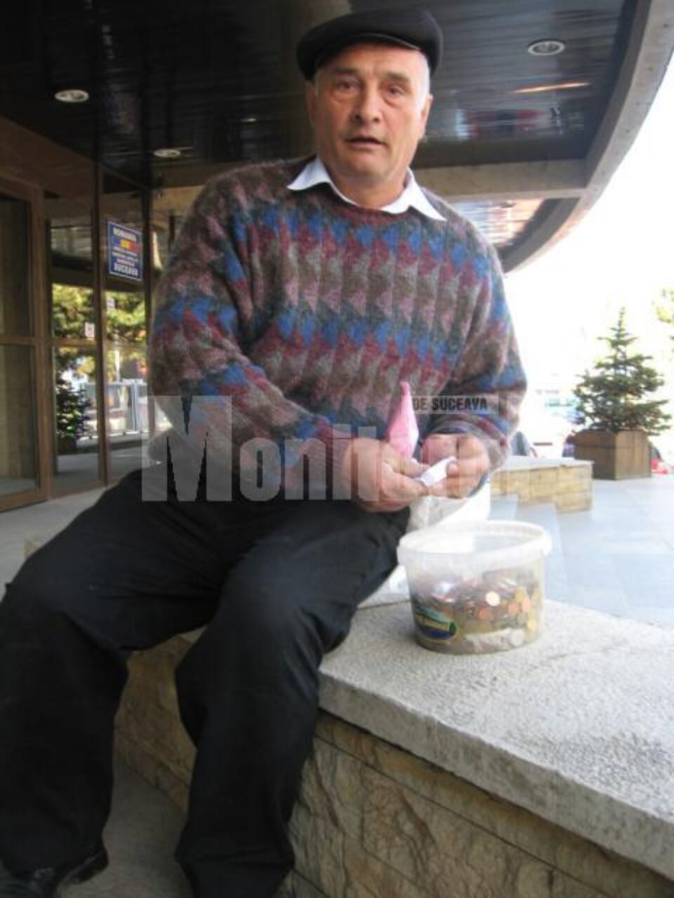 Constantin Neghiuc pregătind monezile pentru a le duce la ghișeu