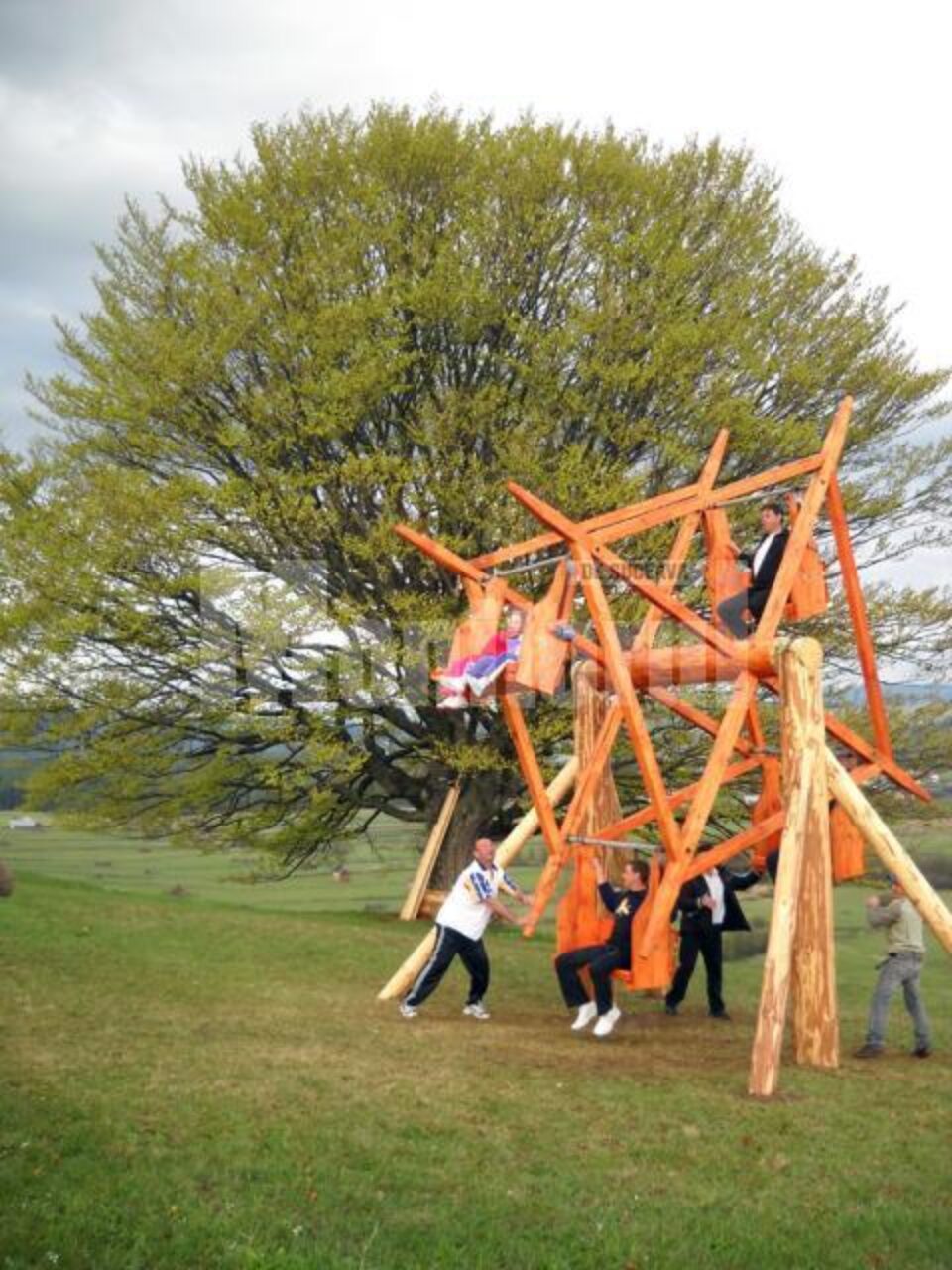 Poiana Stampei: Scrânciobul din lemn și Hora satului