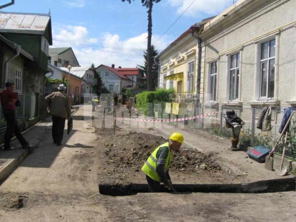 Deși lucrările au început de miercuri, conducta este montată aproape pe întreaga stradă Deși lucrările au început de miercuri, conducta este montată aproape pe întreaga stradă
