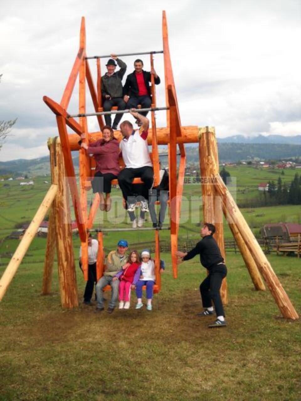 Poiana Stampei: Scrânciobul din lemn și Hora satului
