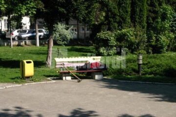 Bărbatul făcea parte dintr-o echipă formată din cinci oameni plătiți în baza Legii 416/2001 și care presta ore de muncă în folosul comunității