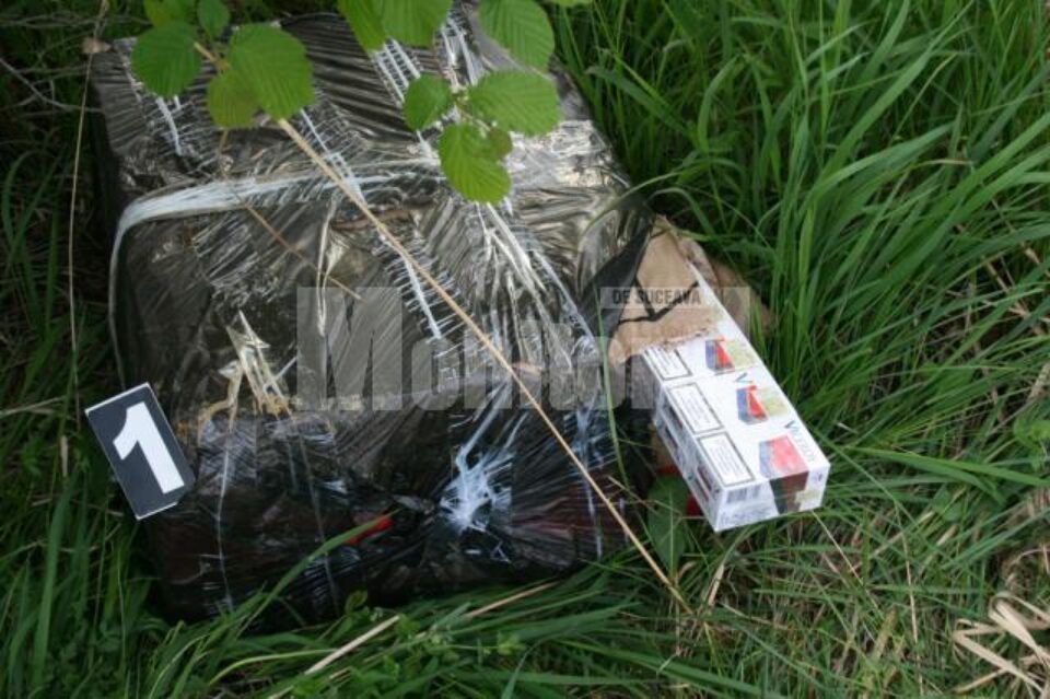 Tânărul transporta un colet de culoare neagră care conținea cinci sute de pachete de țigări marca Viceroy