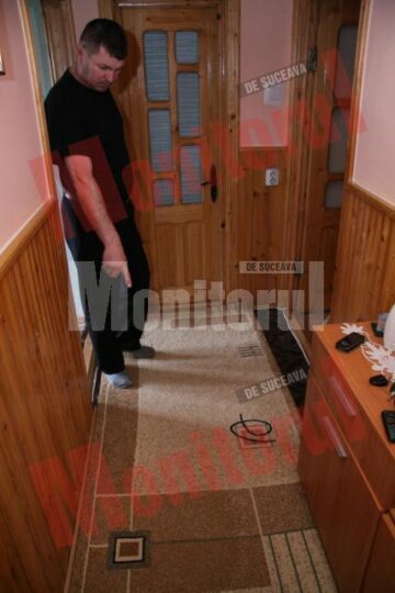 Vasile Hritcu arătând spre locul în care și-a găsit soția fără suflare