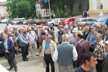 Câteva zeci de pensionari suceveni au protestat, ieri, în fața Palatului Administrativ, împotriva intenției Guvernului României de a diminua pensiile cu 15%