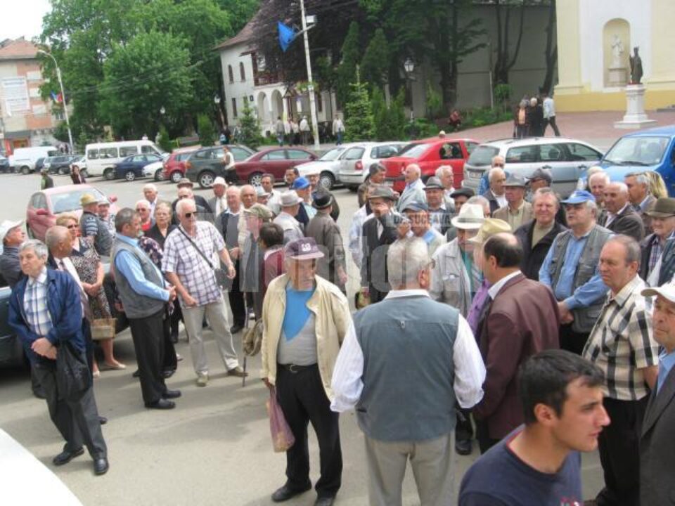 Câteva zeci de pensionari suceveni au protestat, ieri, în fața Palatului Administrativ, împotriva intenției Guvernului României de a diminua pensiile cu 15% Câteva zeci de pensionari suceveni au protestat, ieri, în fața Palatului Administrativ, împotriva intenției Guvernului României de a diminua pensiile cu 15%