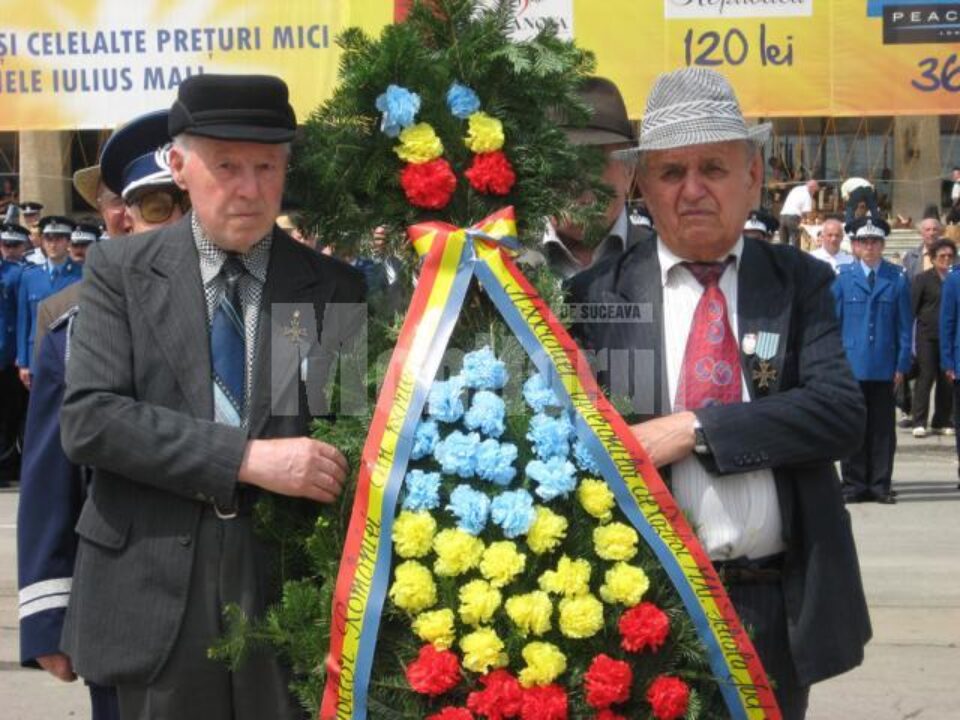 Sărbătoare: Zeci de coroane de flori și ceremonial grandios, la Monumentul Eroilor Sărbătoare: Zeci de coroane de flori și ceremonial grandios, la Monumentul Eroilor