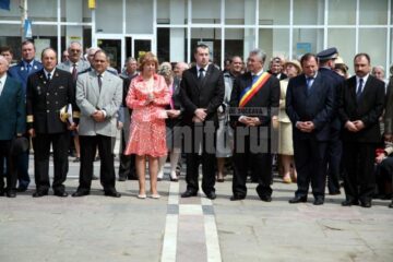 Sărbătoare: Zeci de coroane de flori și ceremonial grandios, la Monumentul Eroilor