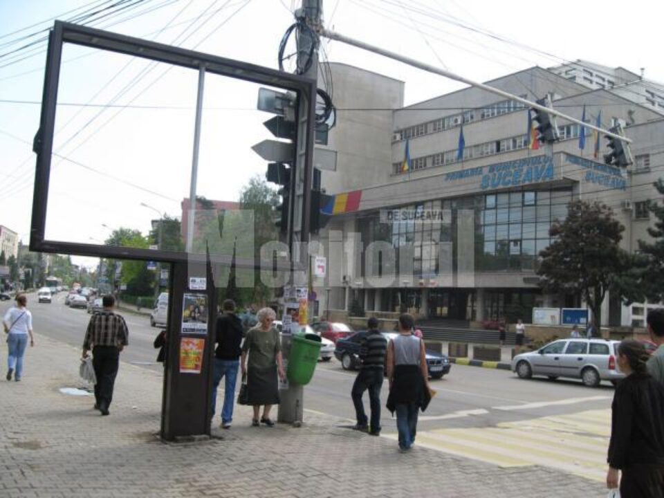 Oamenii, fortati sa se inghesuie pe trotuar pentru a trece pe langa panoul ilegal