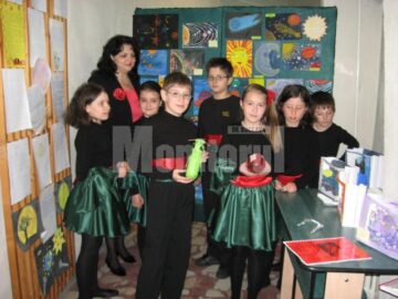 Copii participanți la proiect în expoziția de la final