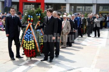 Sărbătoare: Zeci de coroane de flori și ceremonial grandios, la Monumentul Eroilor