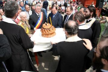 Sărbătoare: Zeci de coroane de flori și ceremonial grandios, la Monumentul Eroilor