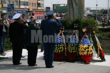 Sărbătoare: Zeci de coroane de flori și ceremonial grandios, la Monumentul Eroilor