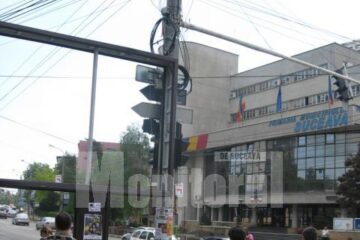 Panou ilegal, amplasat în bătaie de joc