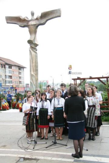 Sărbătoare: Zeci de coroane de flori și ceremonial grandios, la Monumentul Eroilor