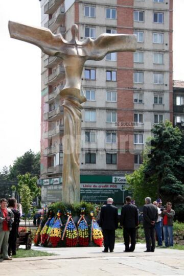 Sărbătoare: Zeci de coroane de flori și ceremonial grandios, la Monumentul Eroilor