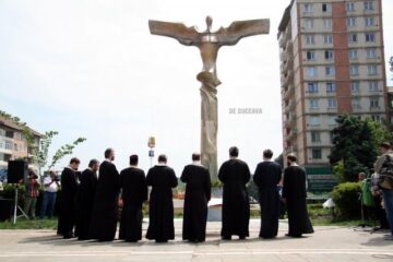 Sărbătoare: Zeci de coroane de flori și ceremonial grandios, la Monumentul Eroilor