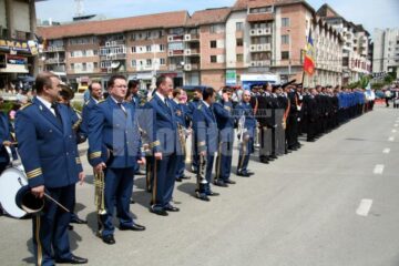 Sărbătoare: Zeci de coroane de flori și ceremonial grandios, la Monumentul Eroilor