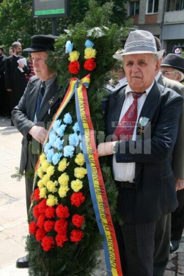Sărbătoare: Zeci de coroane de flori și ceremonial grandios, la Monumentul Eroilor