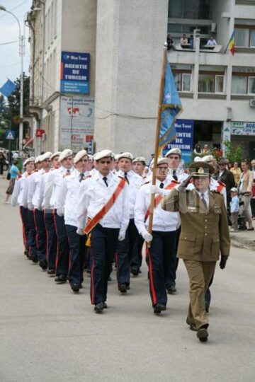 Sărbătoare: Zeci de coroane de flori și ceremonial grandios, la Monumentul Eroilor