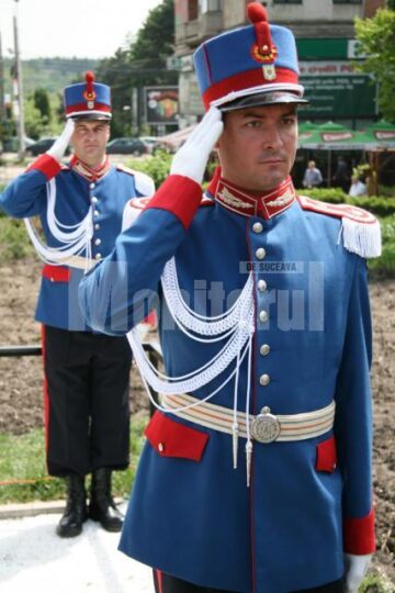 Sărbătoare: Zeci de coroane de flori și ceremonial grandios, la Monumentul Eroilor