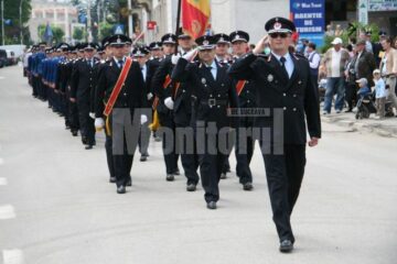 Sărbătoare: Zeci de coroane de flori și ceremonial grandios, la Monumentul Eroilor