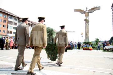 Sărbătoare: Zeci de coroane de flori și ceremonial grandios, la Monumentul Eroilor