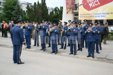 Sărbătoare: Zeci de coroane de flori și ceremonial grandios, la Monumentul Eroilor
