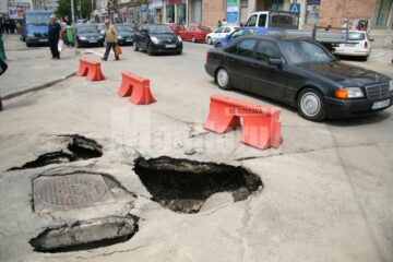 Gropi imense au apărut după ploaie, la kilometrul 0 al Sucevei