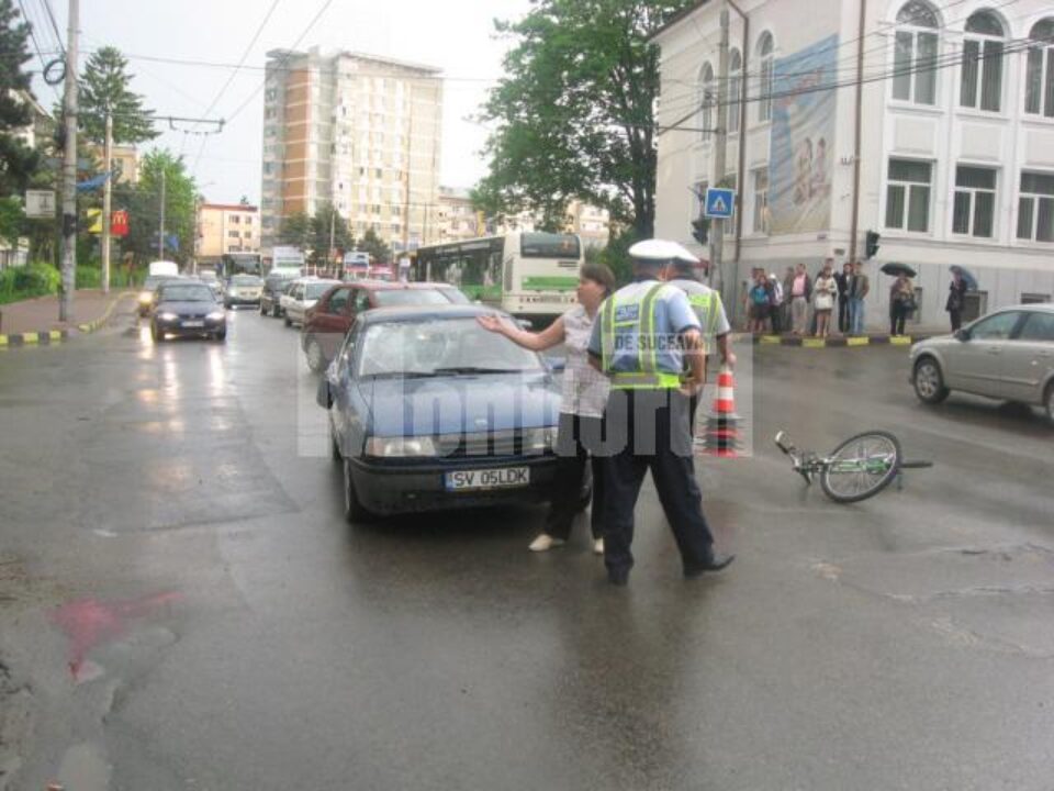 Suceava: Biciclist proiectat în aer și apoi lovit violent, după un accident în intersecția de la Bibliotecă