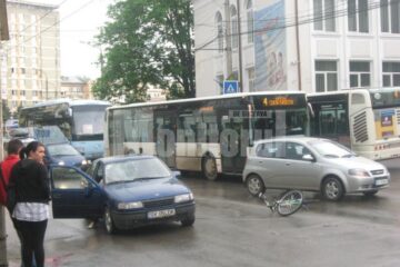 Biciclistul a fost lovit violent de o mașină, ca urmare a impactului el fiind proiectat câțiva metri în aer și căzând apoi pe parbrizul autoturismului