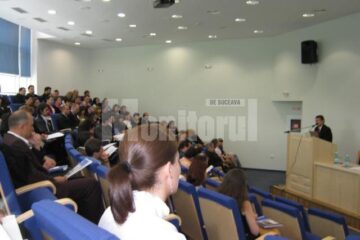 Prof. univ. dr. Adrian Graur, rectorul Universității, în discuție cu foștii și actualii studenți