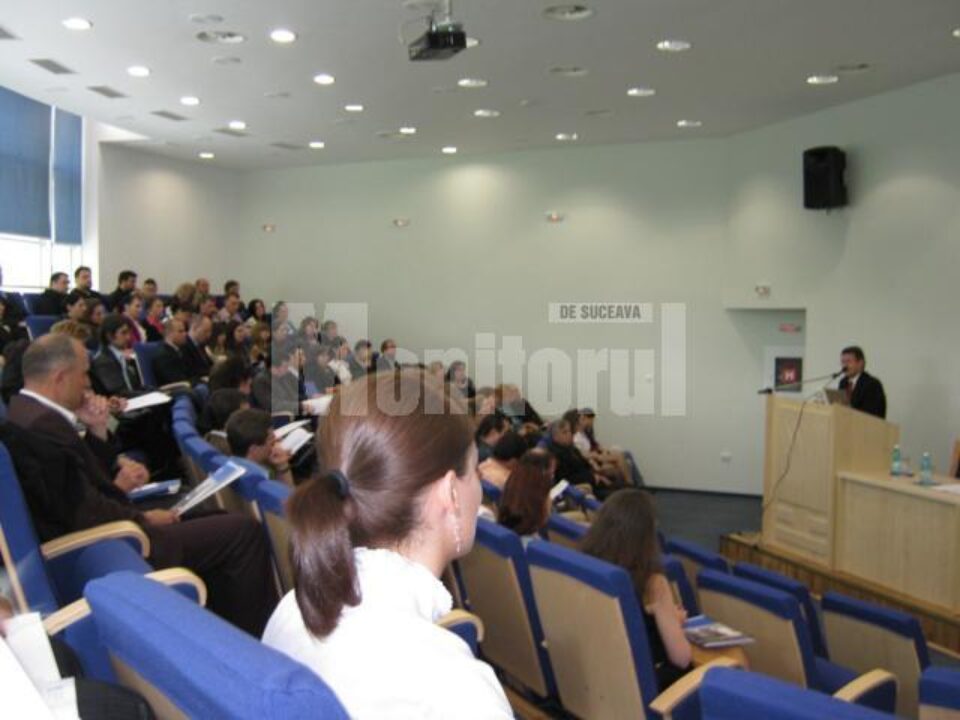 Prof. univ. dr. Adrian Graur, rectorul Universității, în discuție cu foștii și actualii studenți Prof. univ. dr. Adrian Graur, rectorul Universității, în discuție cu foștii și actualii studenți