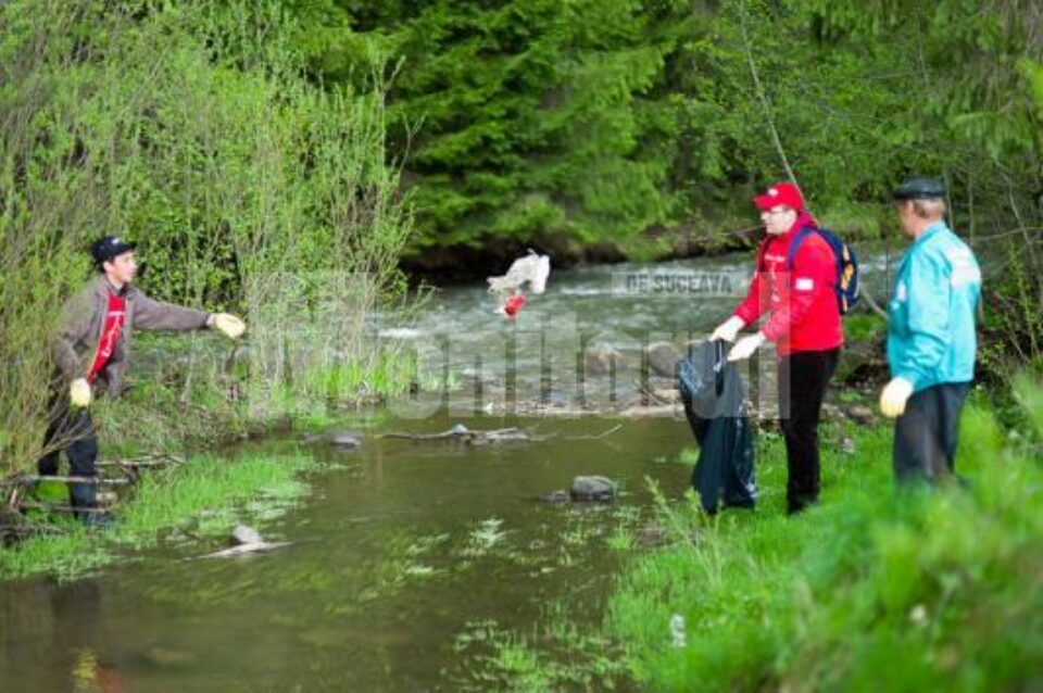 Nepăsare: Râurile din zona de munte, poluate masiv cu deșeuri din plastic Nepăsare: Râurile din zona de munte, poluate masiv cu deșeuri din plastic